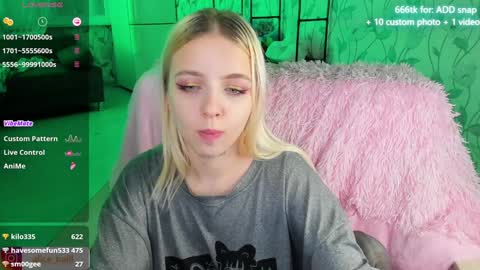 Snapshot of alice_halle chatting on December 9, 8:54 pm alice_halle online show from December 9, 8:54 pm