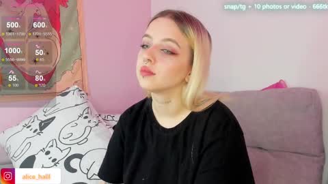 Snapshot of alice_halle chatting on March 5, 4:13 am alice_halle online show from March 5, 4:13 am