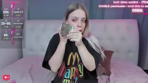 Snapshot of alice_halle chatting on October 20, 2:45 am alice_halle online show from October 20, 2:45 am