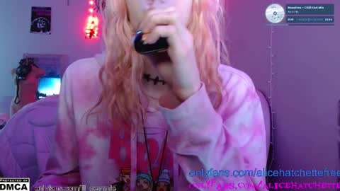 Snapshot of alice_hatchette chatting on September 30, 12:21 pm Alice Hatchette online show from September 30, 12:21 pm