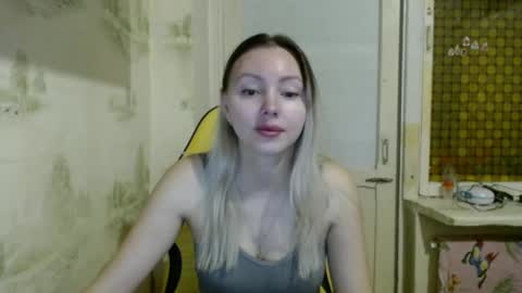 Snapshot of alice_smiles chatting on February 22, 10:42 pm Alice smiles online show from February 22, 10:42 pm