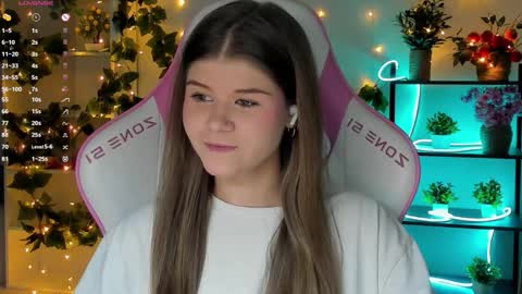 Snapshot of alice_tails chatting on September 25, 10:13 pm Alice online show from September 25, 10:13 pm