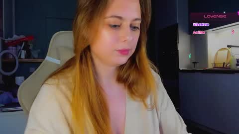 Snapshot of alice_wander chatting on April 21, 3:35 am Alice online show from April 21, 3:35 am