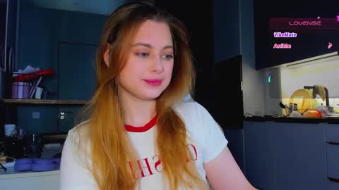 Snapshot of alice_wander chatting on May 18, 3:46 am Alice online show from May 18, 3:46 am
