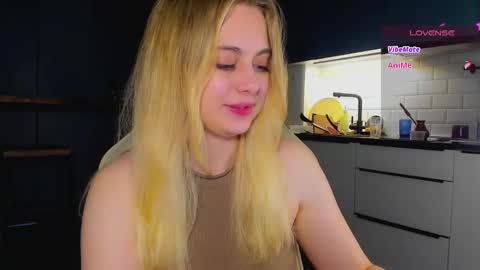 Snapshot of alice_wander chatting on May 26, 10:17 pm Alice online show from May 26, 10:17 pm