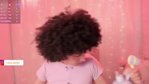 Snapshot of alice_wiinter chatting on November 17, 6:24 pm Alice online show from November 17, 6:24 pm