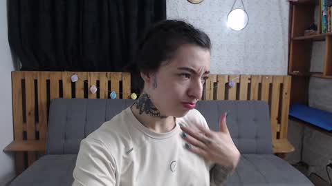 Snapshot of alicee_logan_ chatting on December 12, 12:48 am alicee_logan_ online show from December 12, 12:48 am