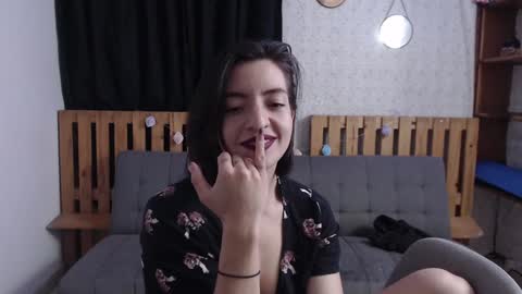 Snapshot of alicee_logan_ chatting on December 15, 4:18 am alicee_logan_ online show from December 15, 4:18 am