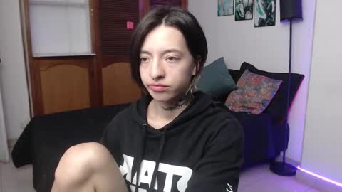 Snapshot of alicee_logan_ chatting on October 18, 1:52 am alicee_logan_ online show from October 18, 1:52 am
