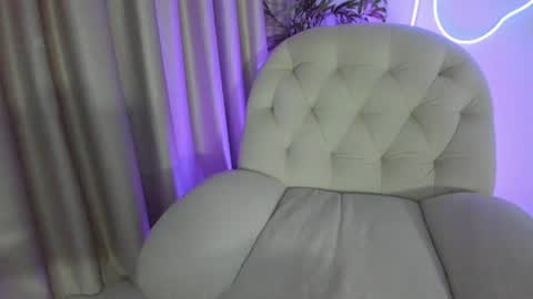 Snapshot of alicelevine chatting on June 25, 4:12 am AliceLevine online show from June 25, 4:12 am