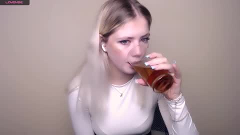 Snapshot of alicemeow_ chatting on September 12, 6:24 am Alice online show from September 12, 6:24 am