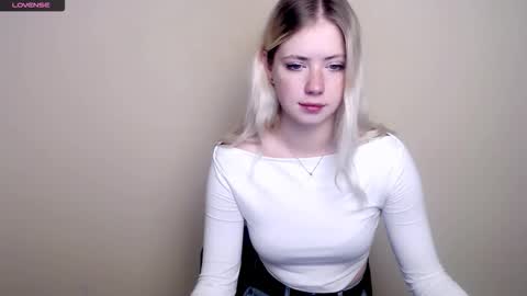 Snapshot of alicemeow_ chatting on September 16, 12:39 pm Alice online show from September 16, 12:39 pm
