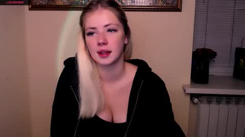 Snapshot of alicemeow_ chatting on October 12, 8:35 am Alice online show from October 12, 8:35 am