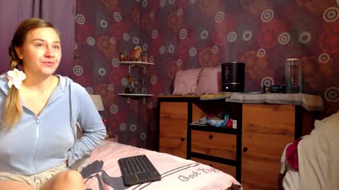Snapshot of alicewetsquirt chatting on February 4, 12:49 am alicewetsquirt online show from February 4, 12:49 am