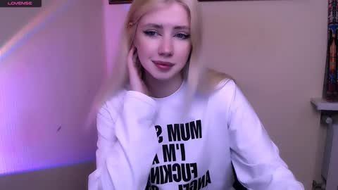 Snapshot of alicexooo_ chatting on February 22, 8:57 am Alice online show from February 22, 8:57 am