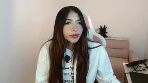 Snapshot of alicia_key_ chatting on November 10, 6:01 am ALICIA online show from November 10, 6:01 am