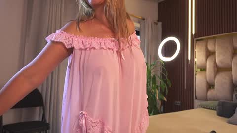 Snapshot of alicia_lang chatting on September 22, 9:17 pm Alicia Lang online show from September 22, 9:17 pm