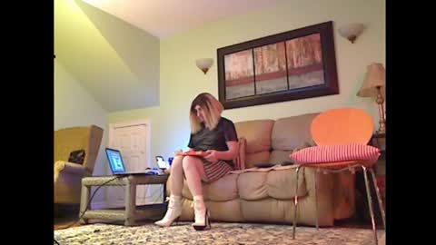 Snapshot of aliciadehart181 chatting on February 21, 11:50 pm Alicia deHart Help me reach 1000 Followers. Its FREE online show from February 21, 11:50 pm