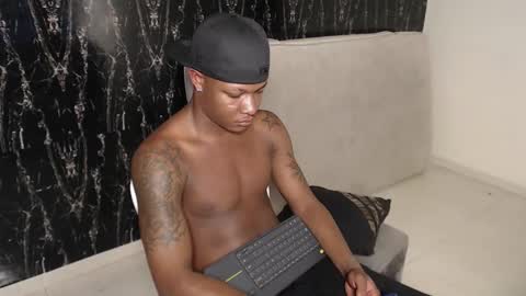 Snapshot of alid_17 chatting on February 25, 6:45 am Alid 17 online show from February 25, 6:45 am