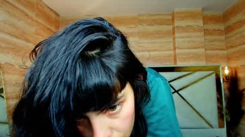 Snapshot of alie_martin_r chatting on April 6, 7:48 pm Alie online show from April 6, 7:48 pm