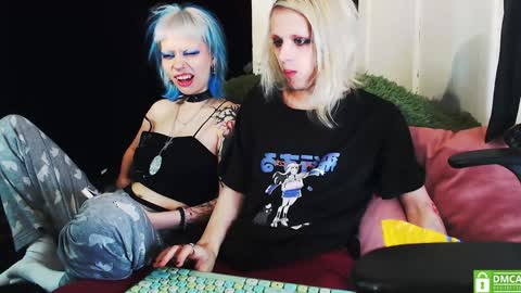 Snapshot of alien_bella chatting on December 8, 2:18 am Alien Bella online show from December 8, 2:18 am