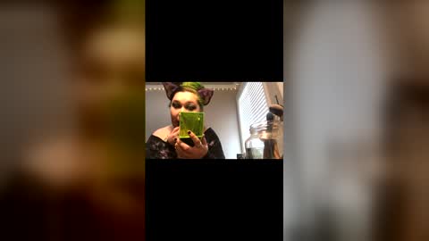 Snapshot of alientboy chatting on February 19, 7:10 pm alientboy online show from February 19, 7:10 pm