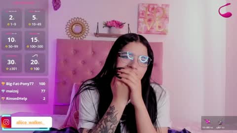 Snapshot of aliice_walker_ chatting on December 6, 6:39 pm aliice_walker_ online show from December 6, 6:39 pm