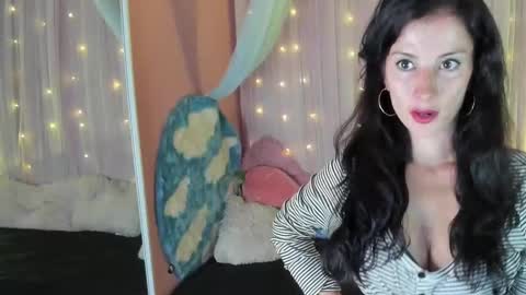 Snapshot of aliiz_01 chatting on December 4, 6:39 pm Camii online show from December 4, 6:39 pm