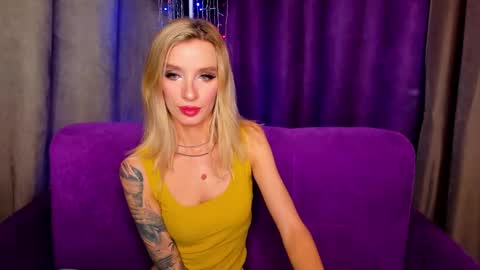 Snapshot of alina_lovelyx chatting on December 18, 1:05 am Alina online show from December 18, 1:05 am