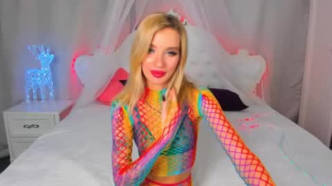 Snapshot of alina_lovelyx chatting on December 22, 4:28 am Alina online show from December 22, 4:28 am