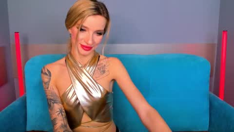 Snapshot of alina_lovelyx chatting on January 27, 1:26 am Alina online show from January 27, 1:26 am