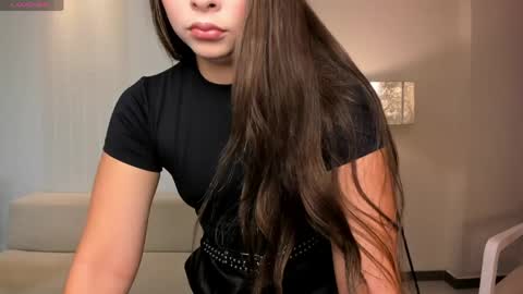 alinakravitz_ online show from May 24, 4:45 pm