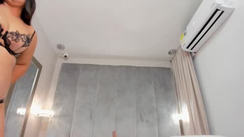 Alinna  online show from February 1, 10:44 pm