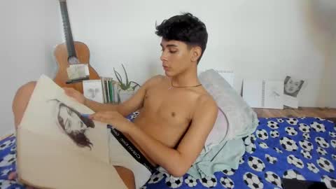Snapshot of aliotttwink chatting on September 26, 8:35 pm AliotTwink online show from September 26, 8:35 pm