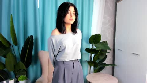 Im Alisa and its my first day here online show from July 1, 7:21 am
