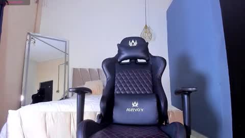 Snapshot of alishaa_sweet chatting on March 1, 12:51 pm Alisha online show from March 1, 12:51 pm