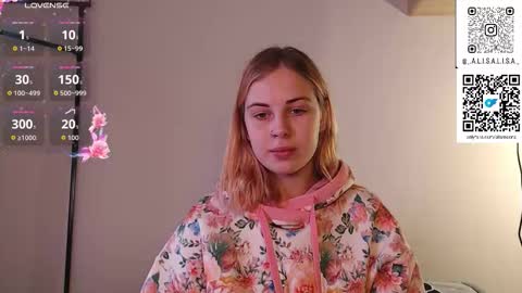 Snapshot of alismoona chatting on December 5, 10:57 am Alisa online show from December 5, 10:57 am