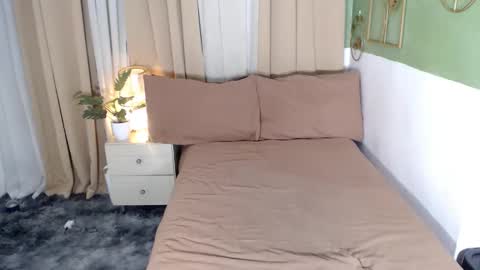 Snapshot of alisonaims chatting on December 2, 8:52 am hotty online show from December 2, 8:52 am