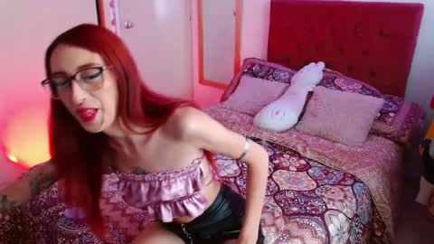 Snapshot of alissesallie_ chatting on April 27, 7:45 pm alissesallie_ online show from April 27, 7:45 pm
