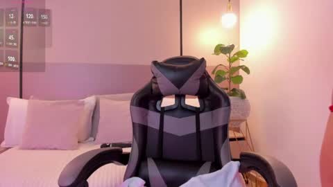 Snapshot of alisson_81 chatting on June 5, 6:52 am alisson_81 online show from June 5, 6:52 am