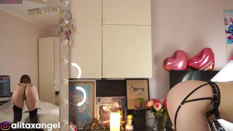 Snapshot of alitaangel_ chatting on April 1, 5:21 pm A L I T A online show from April 1, 5:21 pm