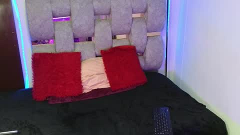 Snapshot of alix_kitty_ chatting on December 13, 8:25 pm alix_kitty_ online show from December 13, 8:25 pm