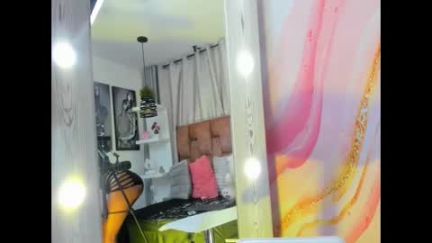 alix noa online show from November 19, 8:09 pm