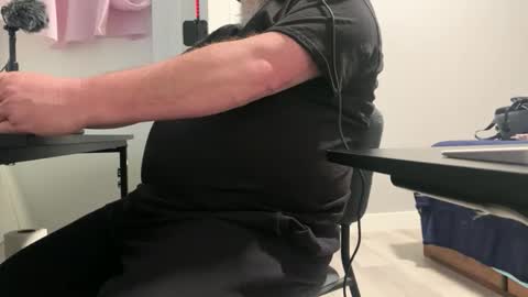 Allergictolove online show from April 4, 3:20 pm