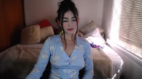 Snapshot of allierose_ chatting on December 3, 4:06 pm Allie online show from December 3, 4:06 pm