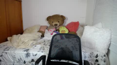 Snapshot of allierose_ chatting on December 15, 10:47 pm Allie online show from December 15, 10:47 pm