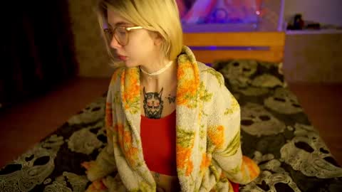 Snapshot of allison_cuty chatting on February 25, 11:22 pm Allison online show from February 25, 11:22 pm