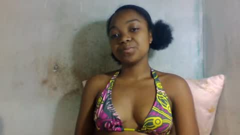 Snapshot of allizida01 chatting on June 13, 9:40 am allizida01 online show from June 13, 9:40 am