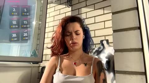 Snapshot of alluring_vibes_69 chatting on December 17, 8:31 am Esme online show from December 17, 8:31 am