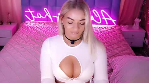 AlwaysHot online show from April 7, 2:01 am